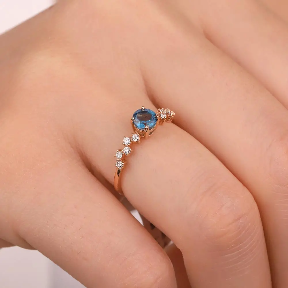 0,74 Karat Pırlantalı Vintage London Blue Topaz Yüzük